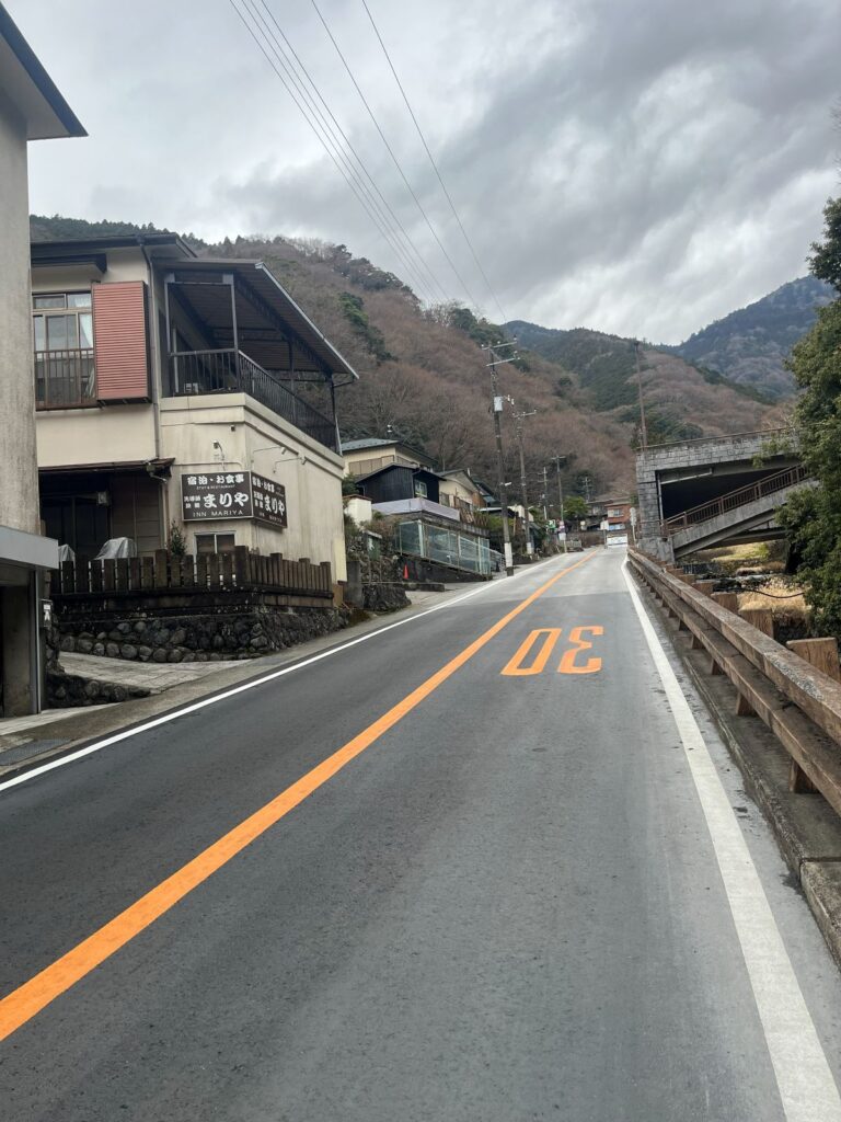 大山ヒルクライム 最大の難所 路面に30と書かれた急坂