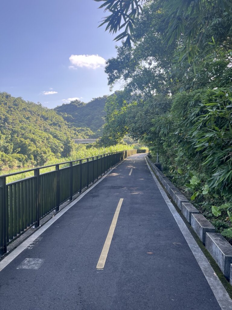 基隆河沿いサイクリングロード。両岸は自然がたっぷり。