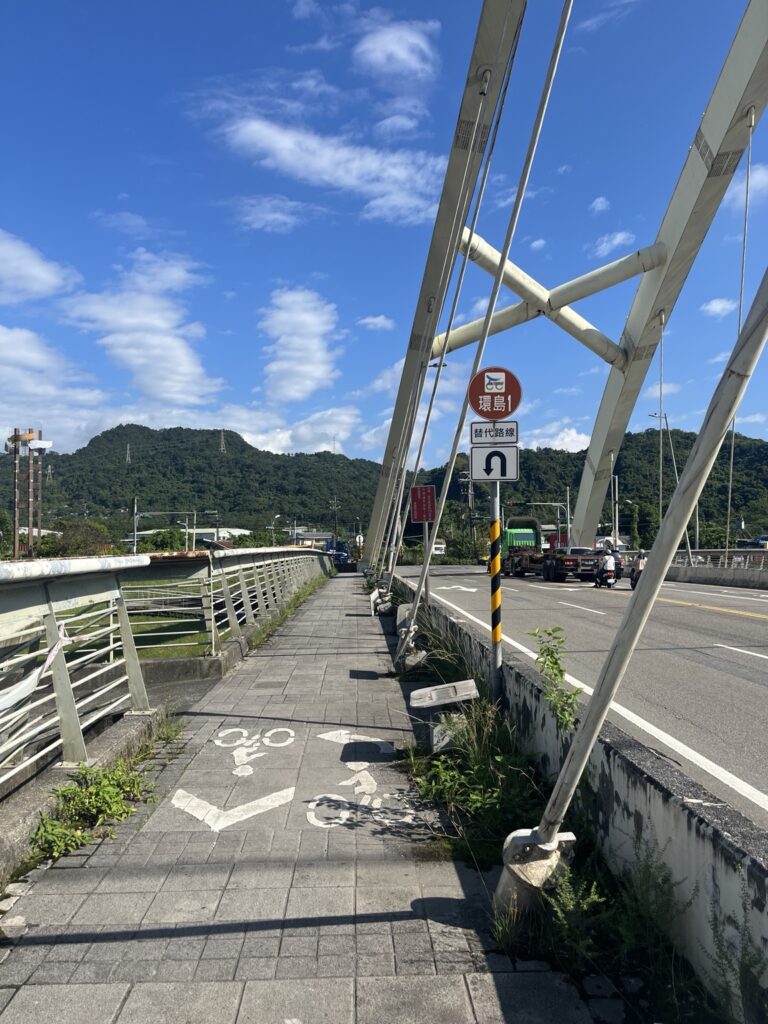 橋を越える際の案内表示