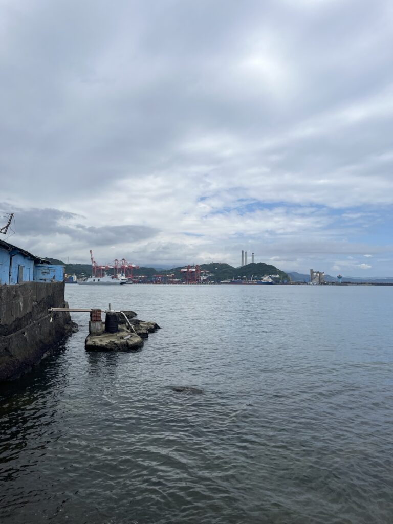 台湾・基隆港。港湾施設と穏やかな海が広がる景色。
