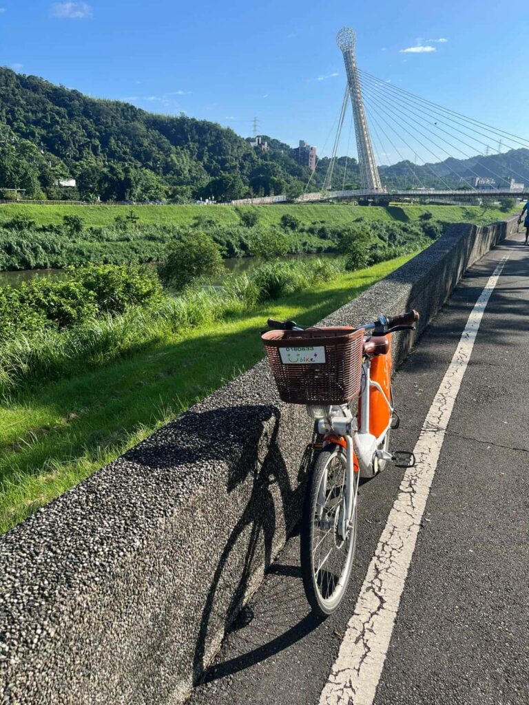 河川敷サイクリングロードの電動YouBike