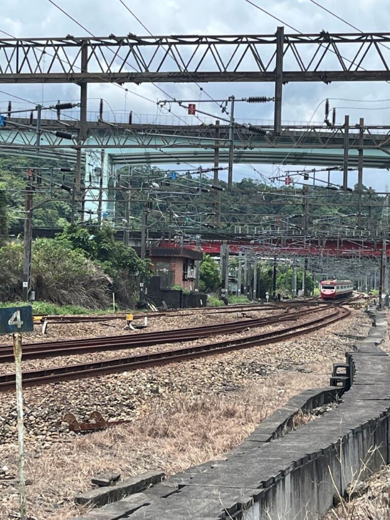 台湾鉄路を走る京急ラッピング列車。